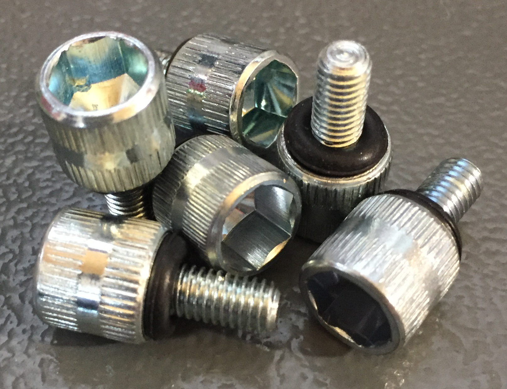 Упорный винт шины М5 